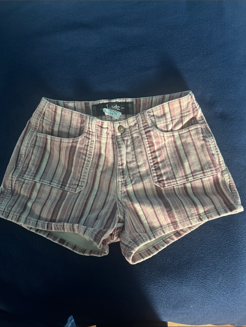 Super cute short shorts in corduroy